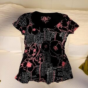 5/20 New Lulu Pink and black shirt